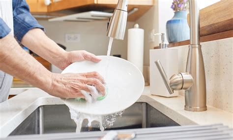 洗碗意思|“洗碗”用英语怎么说？真的不是“wash the bowl